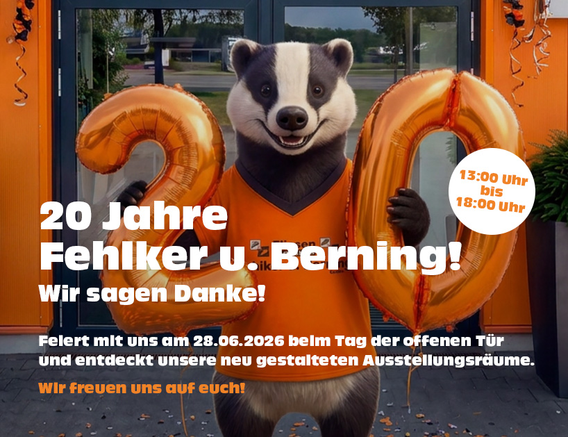 Maskottchen von Fehlker Berning hält eine zwei und eine 0 als Luftballons und steht vor dem Eingang des Fehlker Berning Verkaufs.